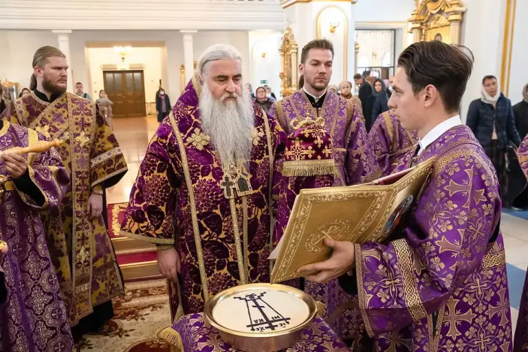 Божественная литургия в Спасо-Вознесенском кафедральном соборе Ульяновска