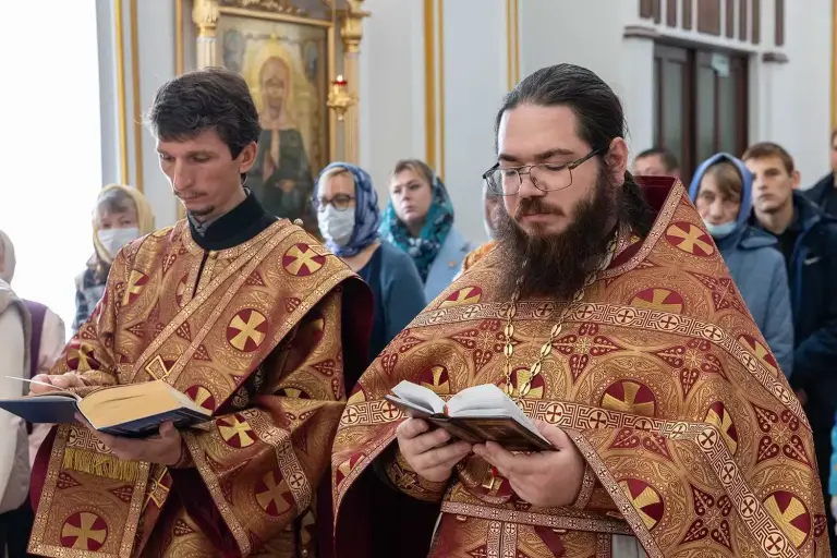 В день Усекновения главы святого пророка Иоанна Предтечи в храмах оглашено обращение Святейшего Патриарха и совершены молебны о страдающих недугом винопития