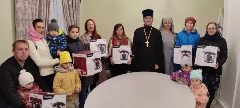 Многодетные семьи получили в подарок бытовую технику