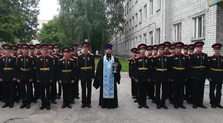 Священник поздравил суворовцев с Днем знаний