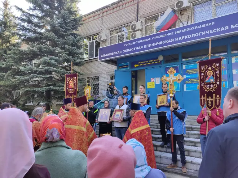 На территории Ульяновской наркологической больницы вокруг храма в честь иконы Божией Матери «Неупиваемая Чаша» прошел крестный ход
