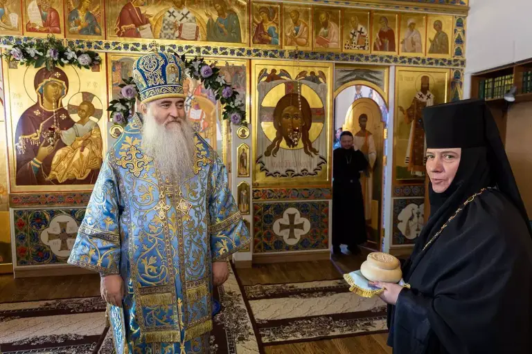 Божественная литургия в храме Иверской иконы Божией Матери Спасского женского монастыря в Ульяновске