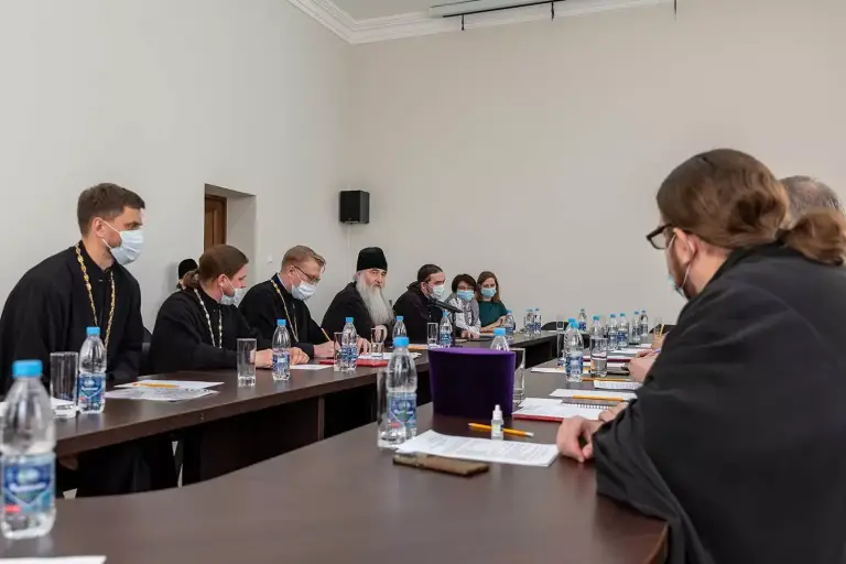 Митрополит Лонгин возглавил собрание руководителей епархиальных отделов по проведению регионального этапа Рождественских чтений