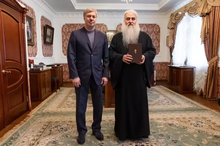 Губернатор Алексей Русских поздравил Митрополита Лонгина с днем тезоименитства