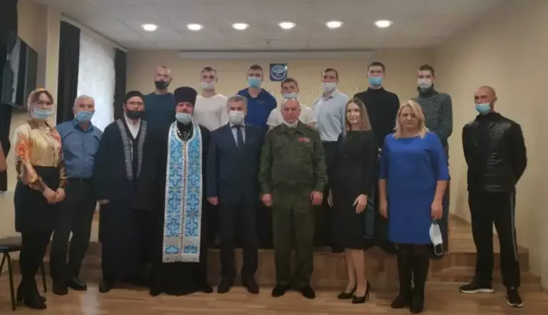 Священник поздравил новобранцев с Днем призывника