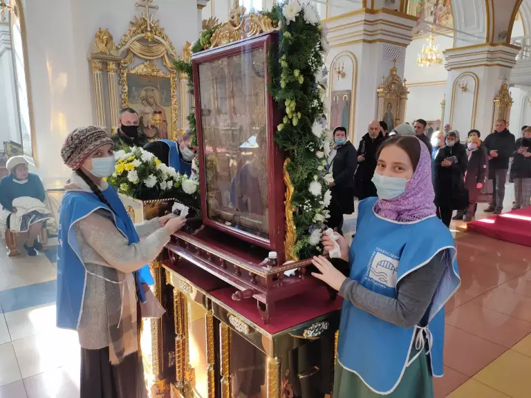 Православные добровольцы и сестры милосердия организовали дежурство у Феодоровской иконы Божией Матери