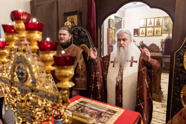 Божественная литургия в домовом храме во имя святых новомучеников и исповедников Церкви Русской при Архиерейской резиденции Ульяновска
