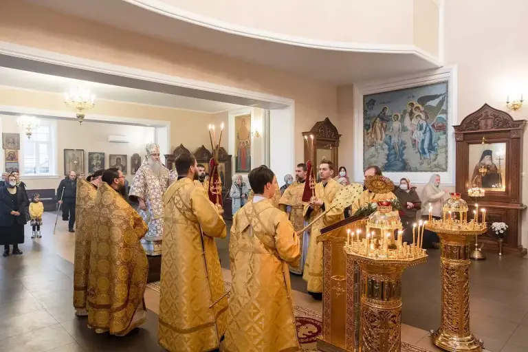 Божественная литургия в храме во имя Трех святителей в Ульяновске