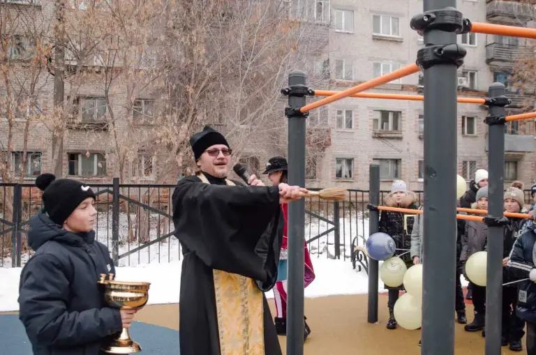 Священник посетил открытие инклюзивной детской площадки на территории социального центра «Исток»