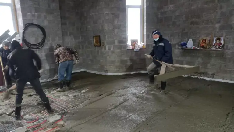 В храме во имя святителя Луки Крымского православная молодежь и прихожане помогли залить полы бетоном