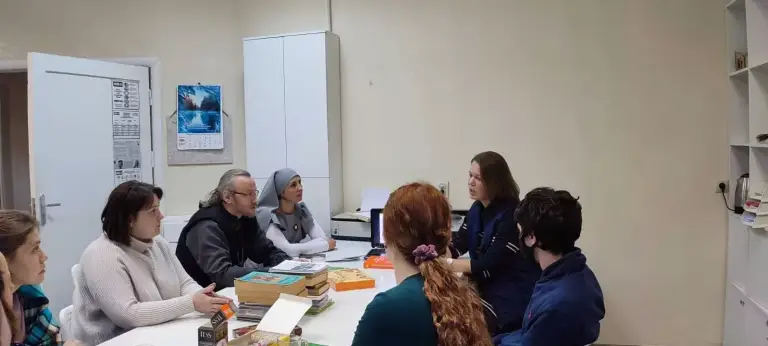 Священник встретился со специалистами АНО «Родные люди»