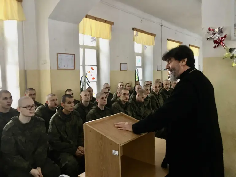 Священник поздравил курсантов-связистов с праздником Рождества Христова