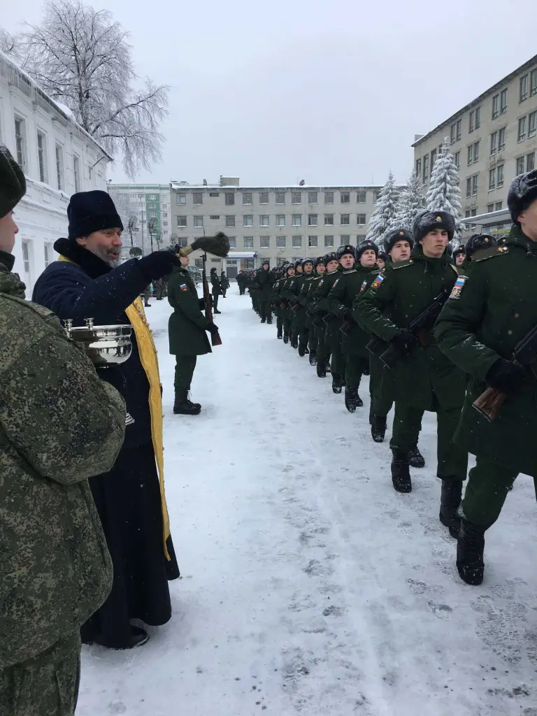 Священник поздравил курсантов-связистов с принятием воинской присяги