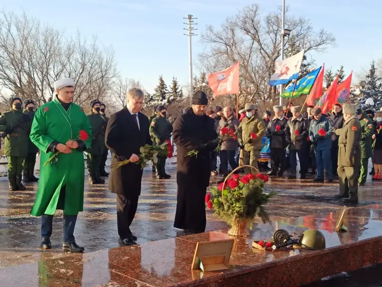Священник принял участие в митинге, посвященном годовщине Сталинградской битвы