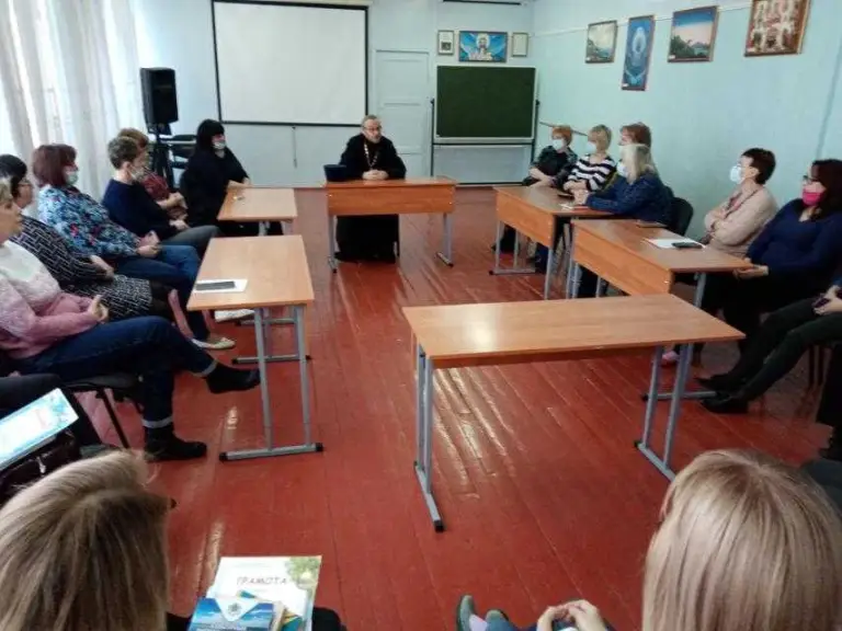Священник провел беседу с педагогами на тему духовно-нравственного воспитания молодежи