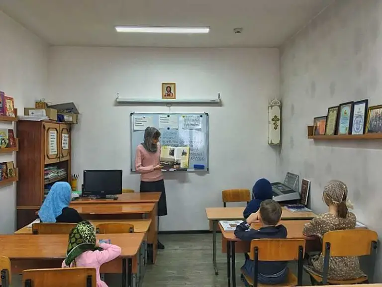 В воскресной школе храма в честь Сретения Господня прошел урок, посвященный 100-летию подвига новомучеников и исповедников Церкви Русской