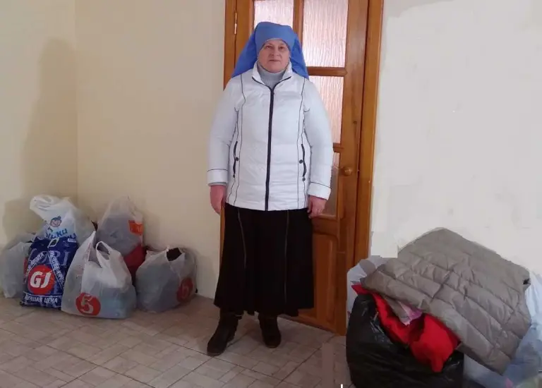 Сестры милосердия передали беженцам с детьми предметы первой необходимости