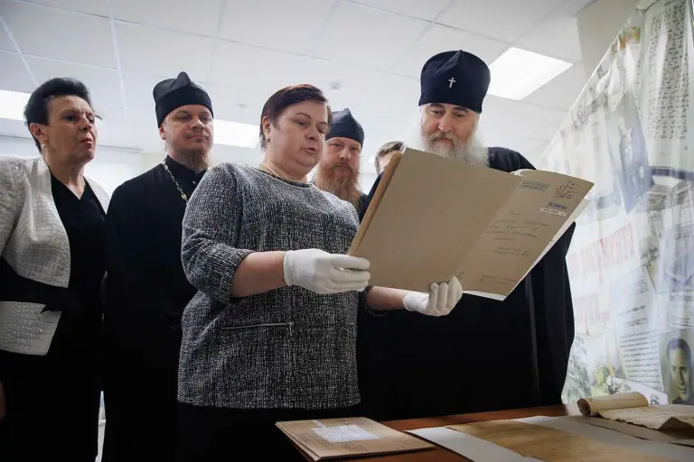 Митрополит Лонгин посетил государственный архив Ульяновской области
