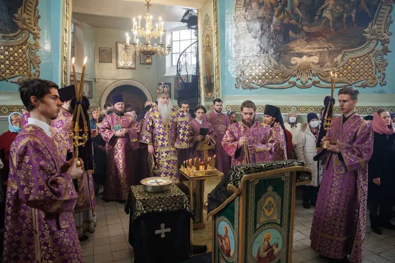 Божественная литургия и панихида в храме в честь Воскресения Христова на Воскресенском кладбище Ульяновска