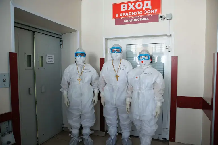 Сотрудники Синодального отдела посетили «красную зону» ЦГКБ и ряд социальных объектов епархии