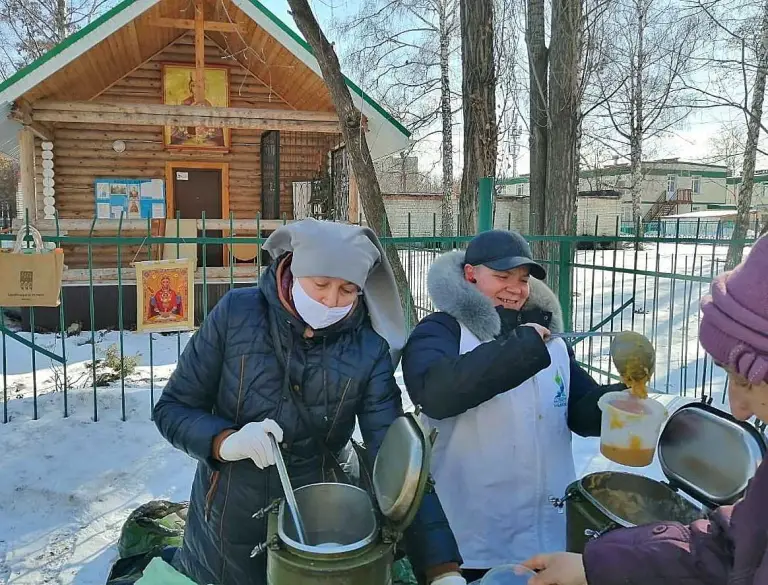 Сестры милосердия оказывают помощь в раздаче горячих обедов нуждающимся