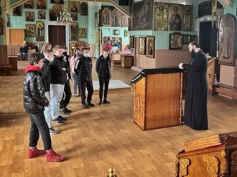 Священник провел для трудных подростков беседу и экскурсию по храму