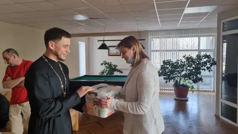 Священнослужители Симбирской епархии передали аптечки и питьевую воду в пункты временного размещения беженцев