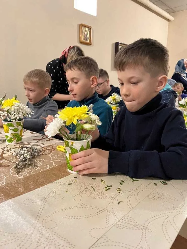 Для юных прихожан храма во имя святого апостола Андрея Первозванного прошло занятие по флористике