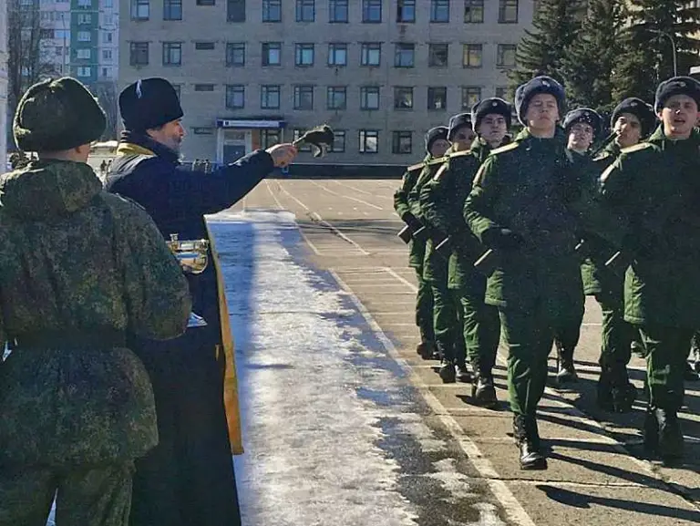 Священник обратился с напутствием к военнослужащим войск связи