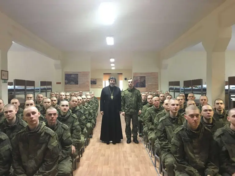 Священник провел беседу с курсантами-связистами о воинском долге и защите Отечества
