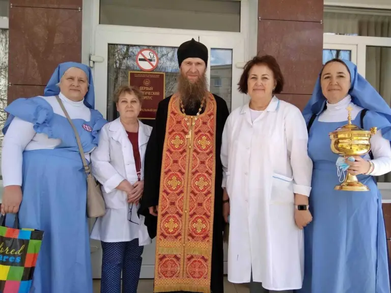 Больничные капелланы поздравляют с Пасхой Христовой пациентов ульяновских стационаров