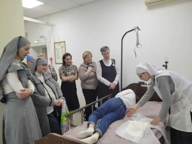Сестры милосердия из Москвы и Саратова побывали в «красной зоне» больницы Ульяновска и поделились опытом больничного служения