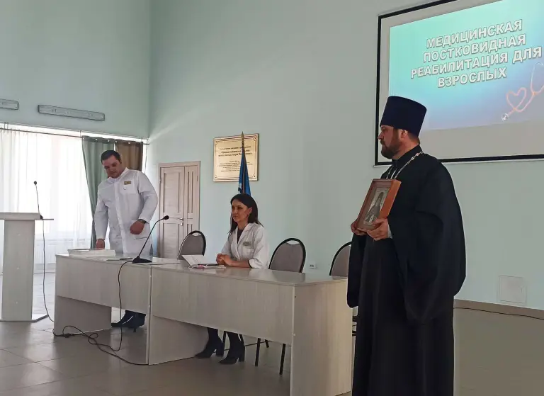 Священник поздравил персонал больницы имени святого апостола Андрея Первозванного с праздником Благовещения