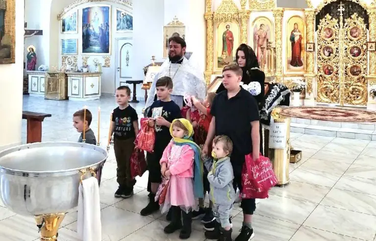 В храме во имя святителя Николая Чудотворца совершено Таинство Крещения детей беженцев из ЛНР