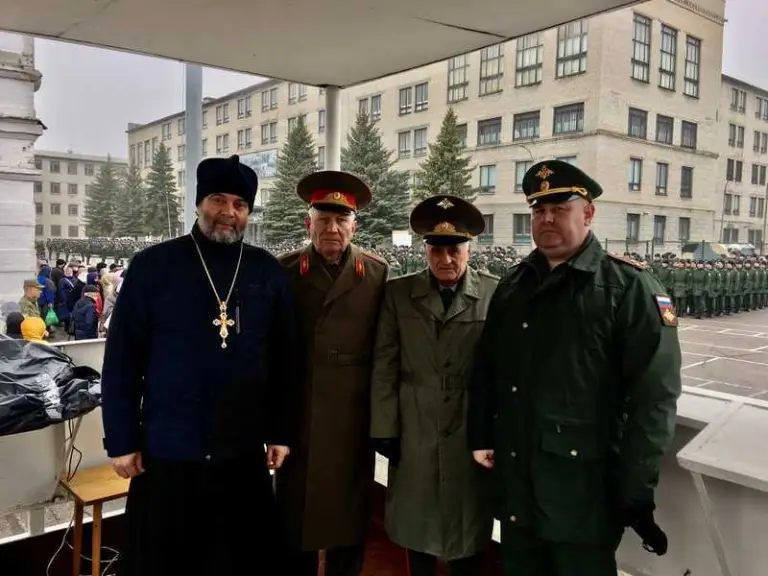 Священник поздравил курсантов-связистов с окончанием воинской подготовки