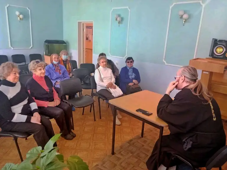 Священник встретился с участниками «Клуба активного долголетия»