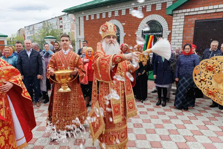 Божественная литургия в храме Святой Живоначальной Троицы в Новоульяновске