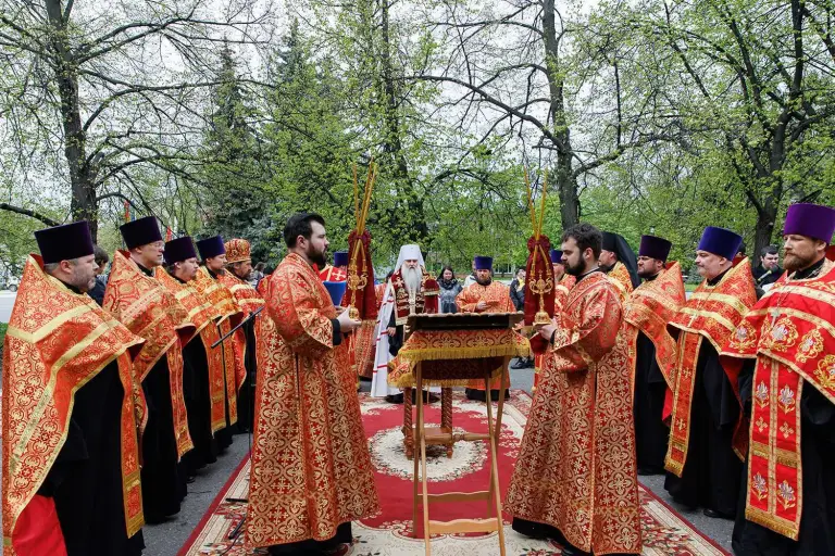 Молебен у поклонного креста на месте Троицкого собора