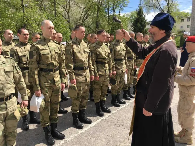 Священник напутствовал призывников