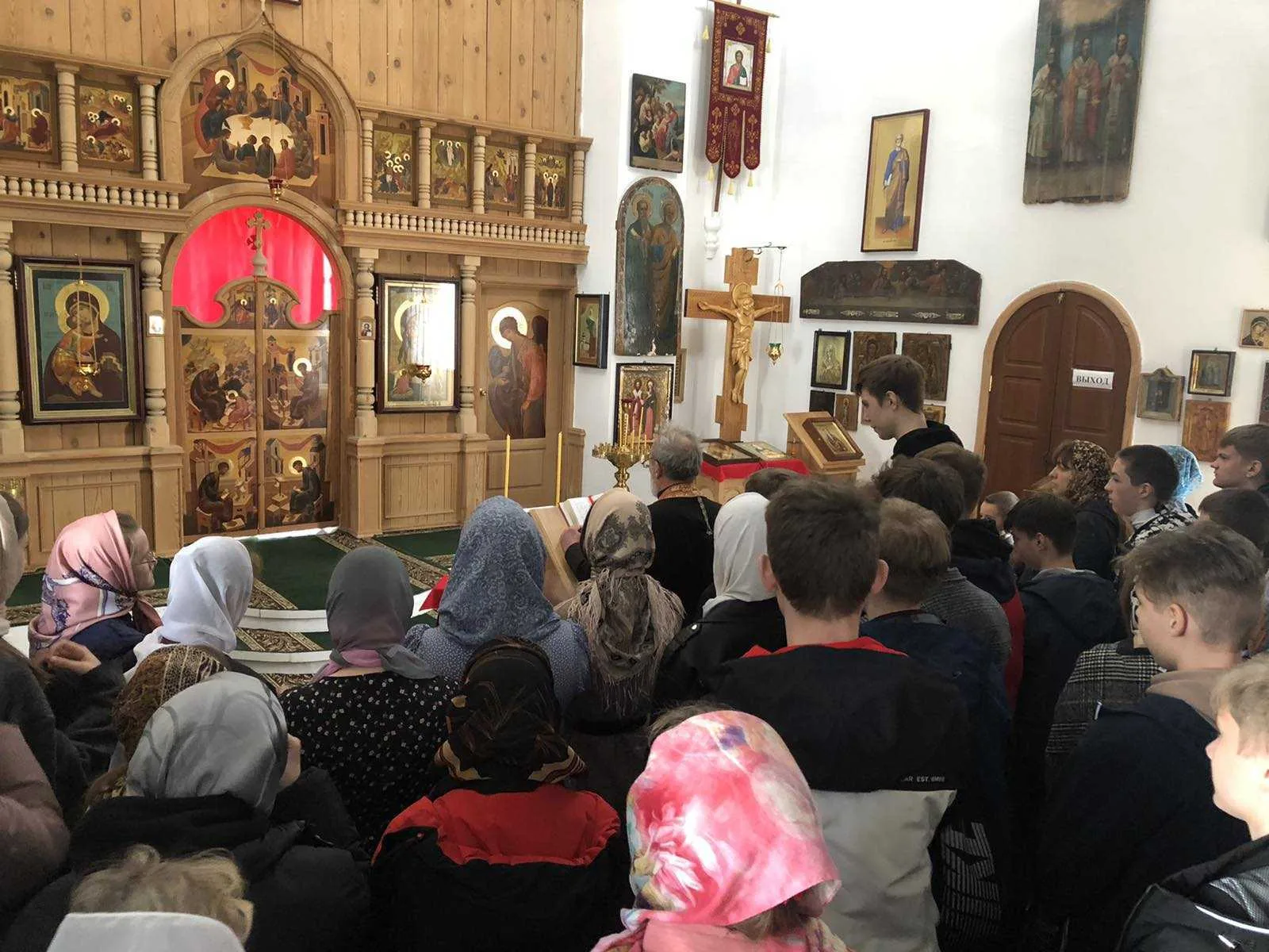 Священник провел беседу и экскурсию по храму с учащимися гимназии №34
