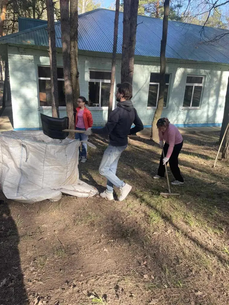 Слушатели катехизаторских курсов провели субботник в детском лагере
