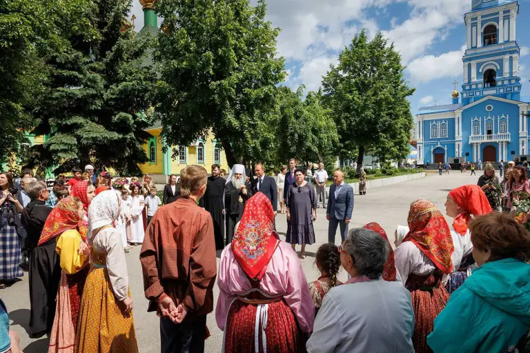 В сквере у кафедрального собора прошел праздник, посвященный дню Троицы