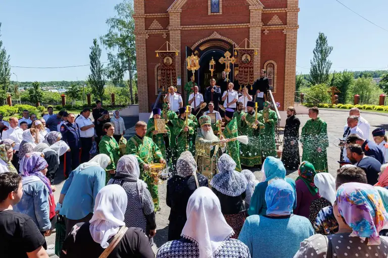 Божественная литургия в храме Святой Живоначальной Троицы села Троицкий Сунгур