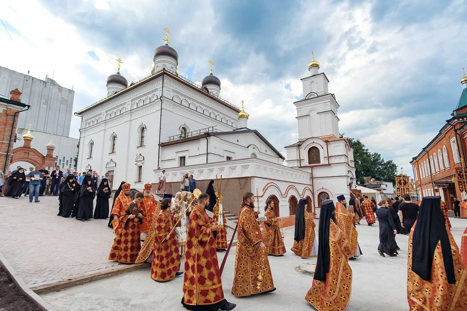 В день памяти святых Царственных страстотерпцев Митрополит Лонгин освятил храм в Симбирском Спасском монастыре