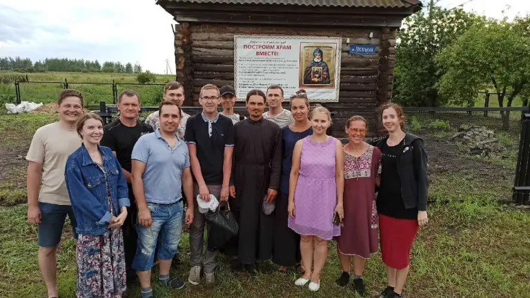 Православные добровольцы совершили трудовую поездку в село Березовка
