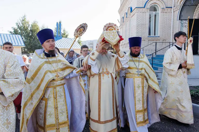 Великое освящение и Божественная литургия в храме во имя святителя Николая Чудотворца в Ульяновске