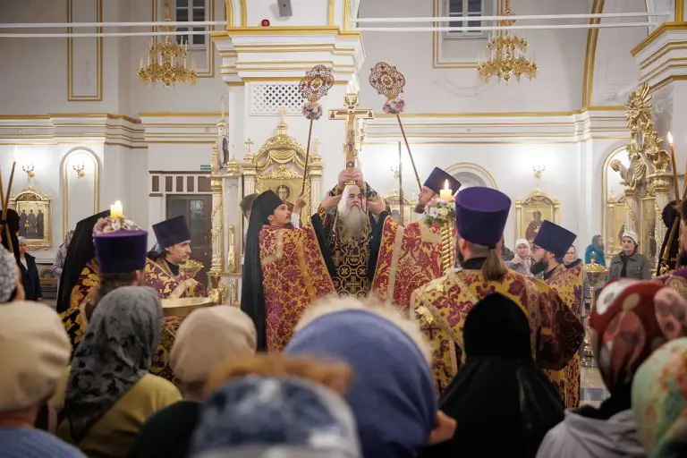 Всенощное бдение с чином воздвижения Креста в Спасо-Вознесенском кафедральном соборе Ульяновска