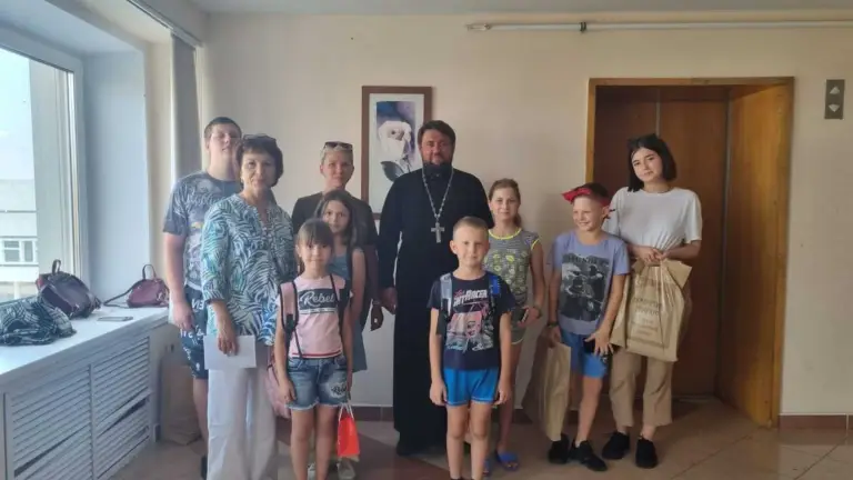 Священнослужители Симбирской епархии передали школьную форму и канцтовары для детей вынужденных переселенцев