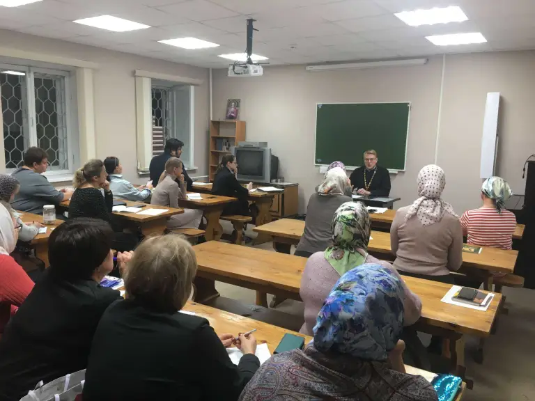 Начались занятия на катехизаторских курсах