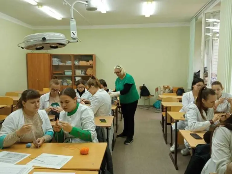 Сестры милосердия вяжут теплые вещи для воинов и пишут им письма поддержки